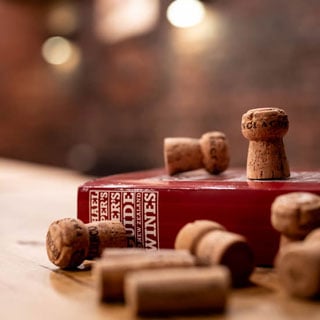 Winecellars-kirja-viinikorkit